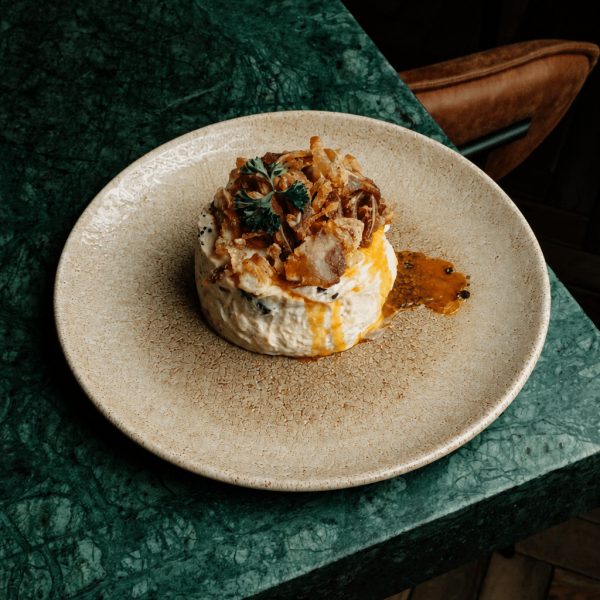 Ensaladilla cremosa con crujiente dorado
